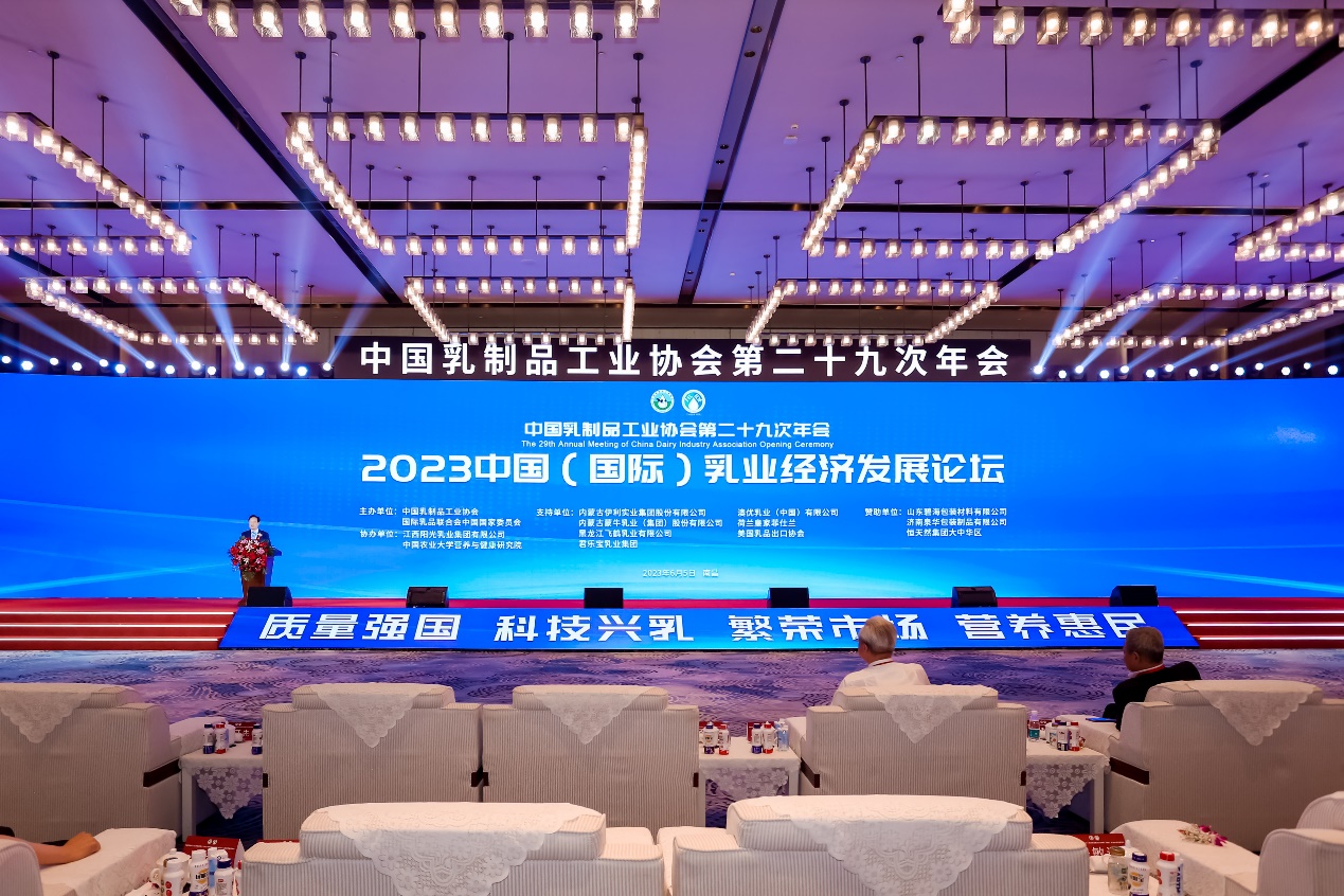 美廬亮相2023中國（國際）乳業(yè)技術(shù)博覽會(huì)，董事長陳林榮獲“年度行業(yè)發(fā)展突出貢獻(xiàn)人物”獎(jiǎng)